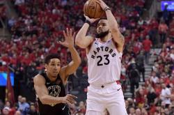 开云体育官网-步行者力克北京队，范弗利特高光表现