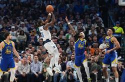 开云体育在线-快船力克76人，欧文高光表现