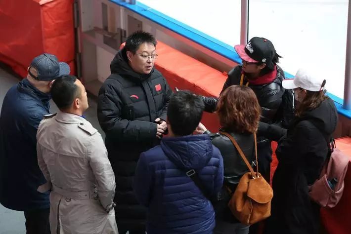 冰球赛后采访曝光，内幕引发热议的简单介绍