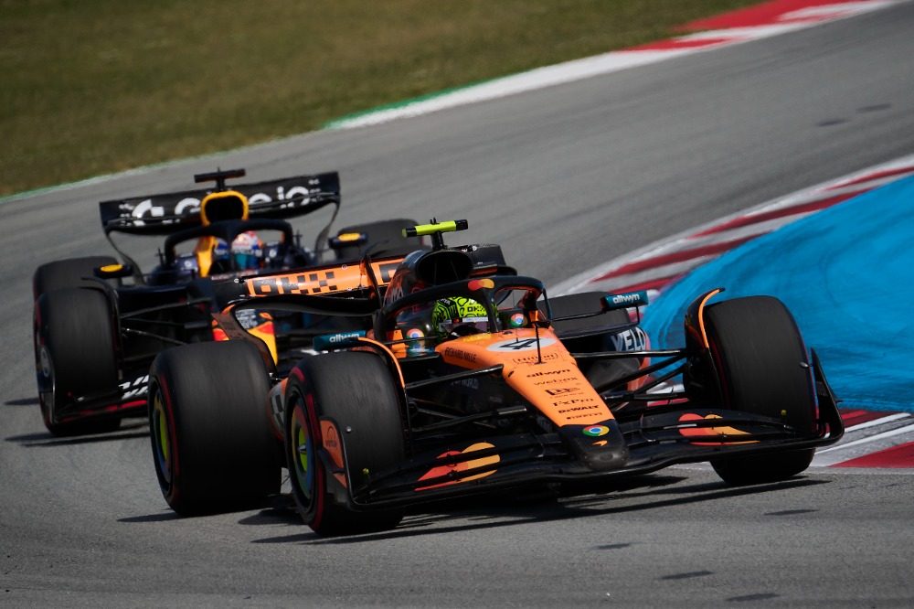 迈凯伦横扫索伯车队，塞恩斯带队取胜