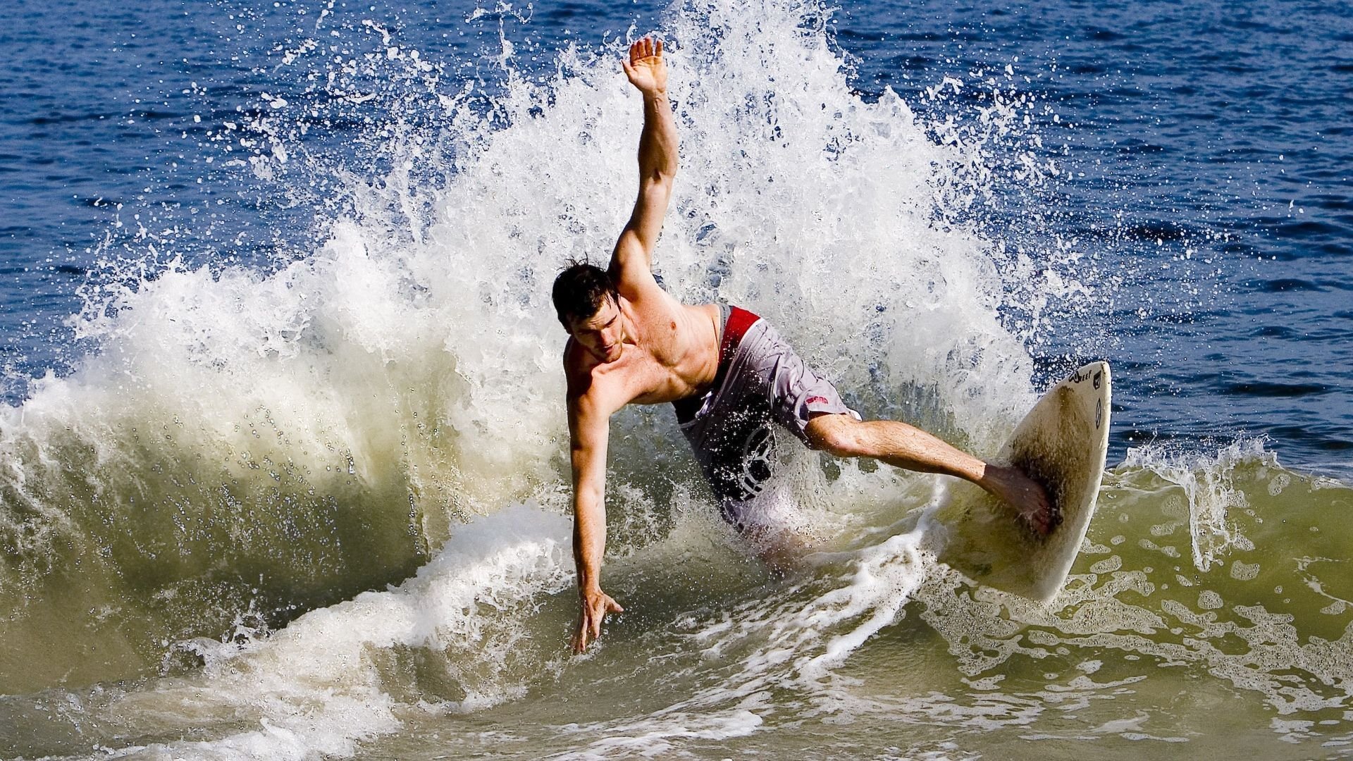 赛道上的攻防弯道,老鹰以F1式火力压制雄鹿